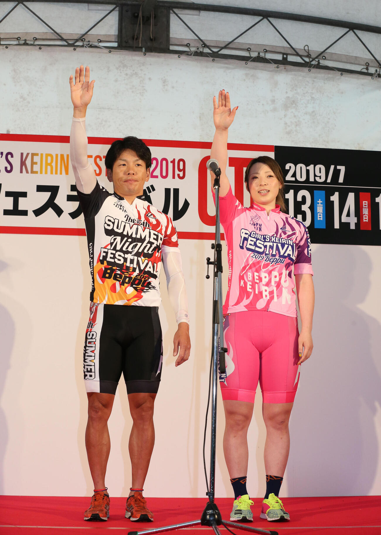 G2サマーナイトF・初日　サマーナイトフェスティバルの開会式で開会宣言をする大塚健一郎と児玉碧衣（右）（2019年7月撮影）