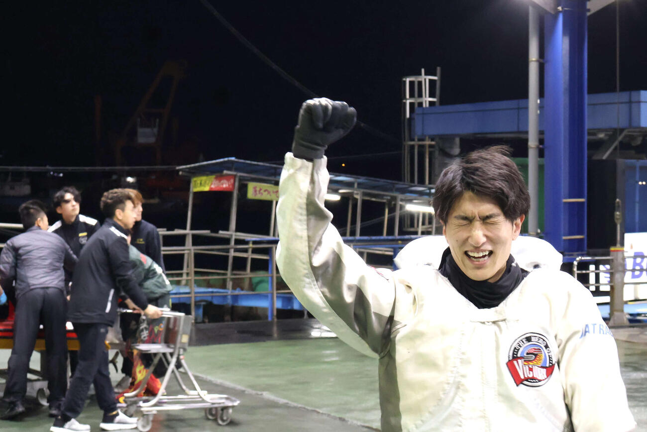 地元10度目の優出でようやく優勝した原田才一郎がピットに戻ってきてガッツポーズ