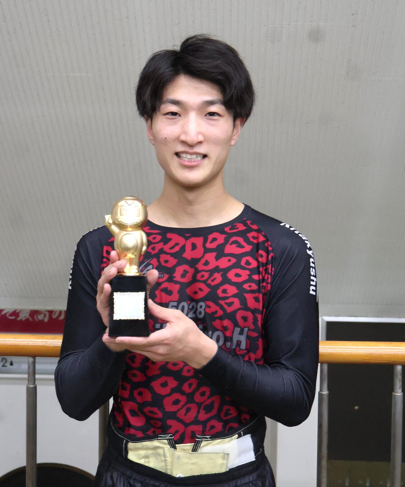 地元10度目の優出でようやく優勝した原田才一郎がトロフィーの重みをかみしめていた
