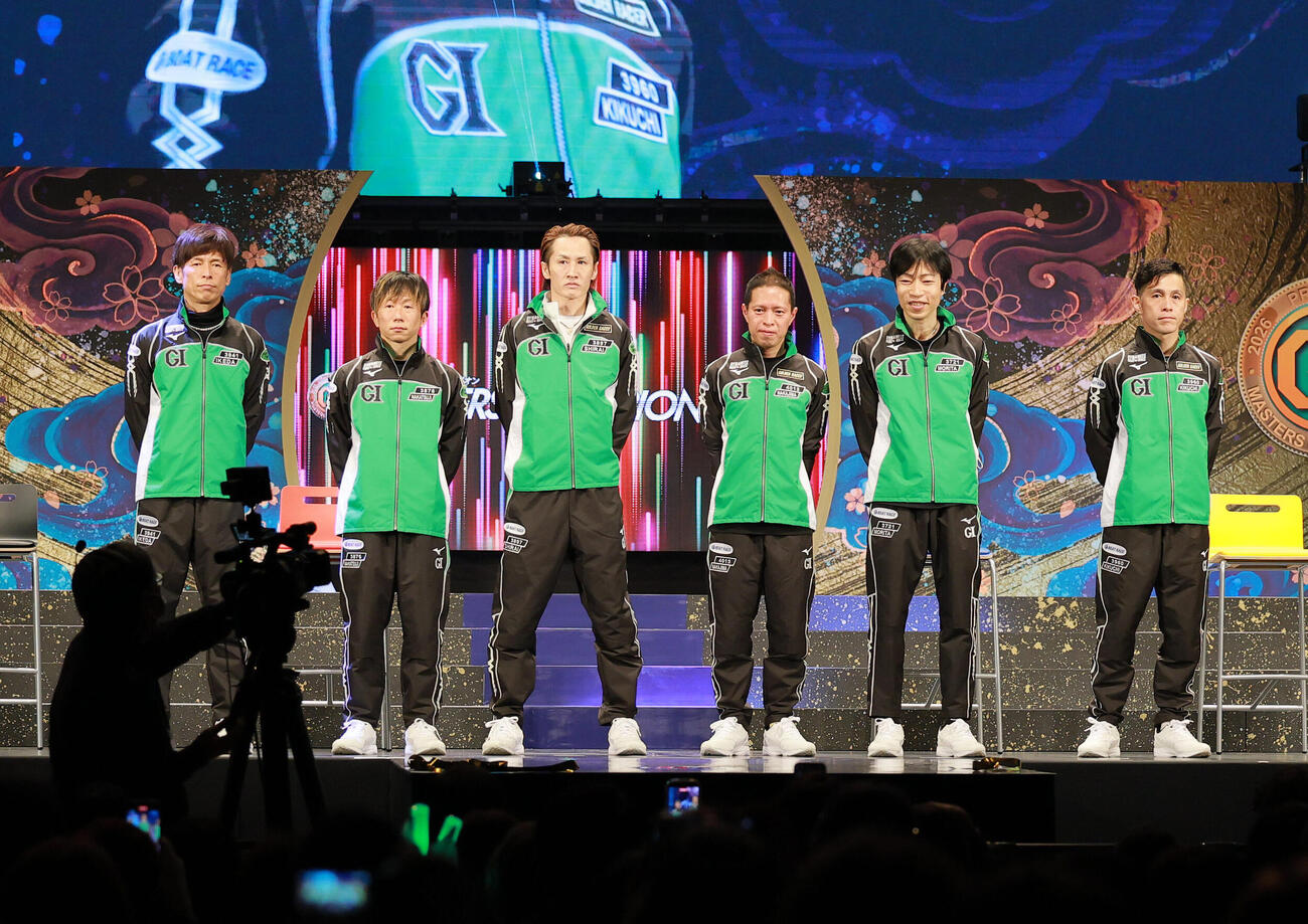 第27回マスターズチャンピオン開会式　インタビューするドリーム出場の選手たち。左から池田浩二、中辻崇人、白井英治、中島孝平、守田俊介、菊地孝平（撮影・上山淳一）