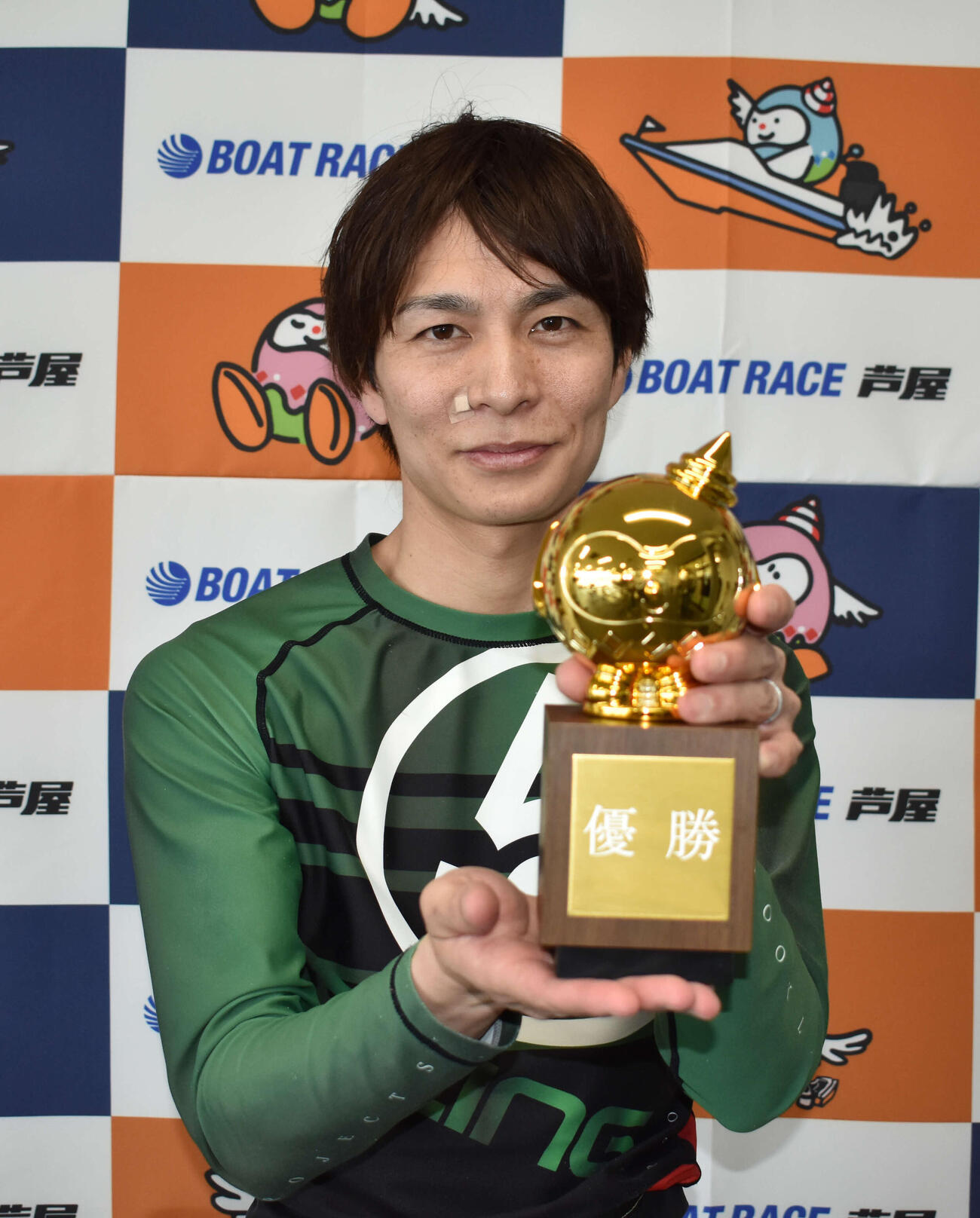 今年2度目の優勝を芦屋ボートで飾った藤原啓史朗（撮影・浦田由紀夫）