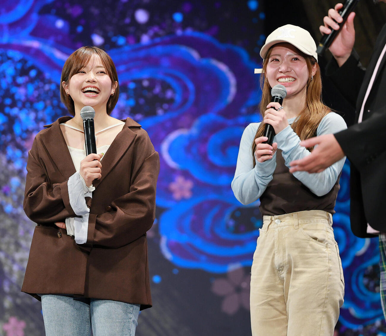 トークショーする北村寧々（左）と川井萌（撮影・上山淳一）