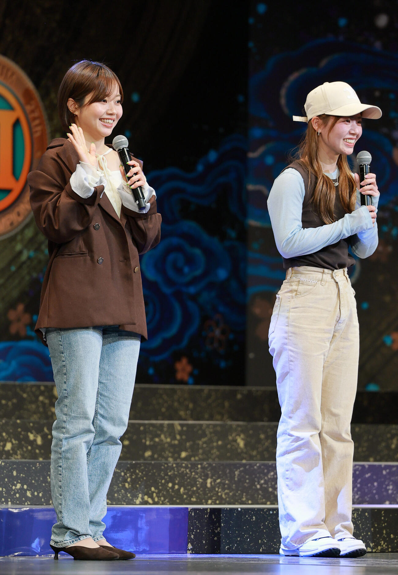 第27回マスターズチャンピオンシップ　トークショーする北村寧々（左）と川井萌（撮影・上山淳一）