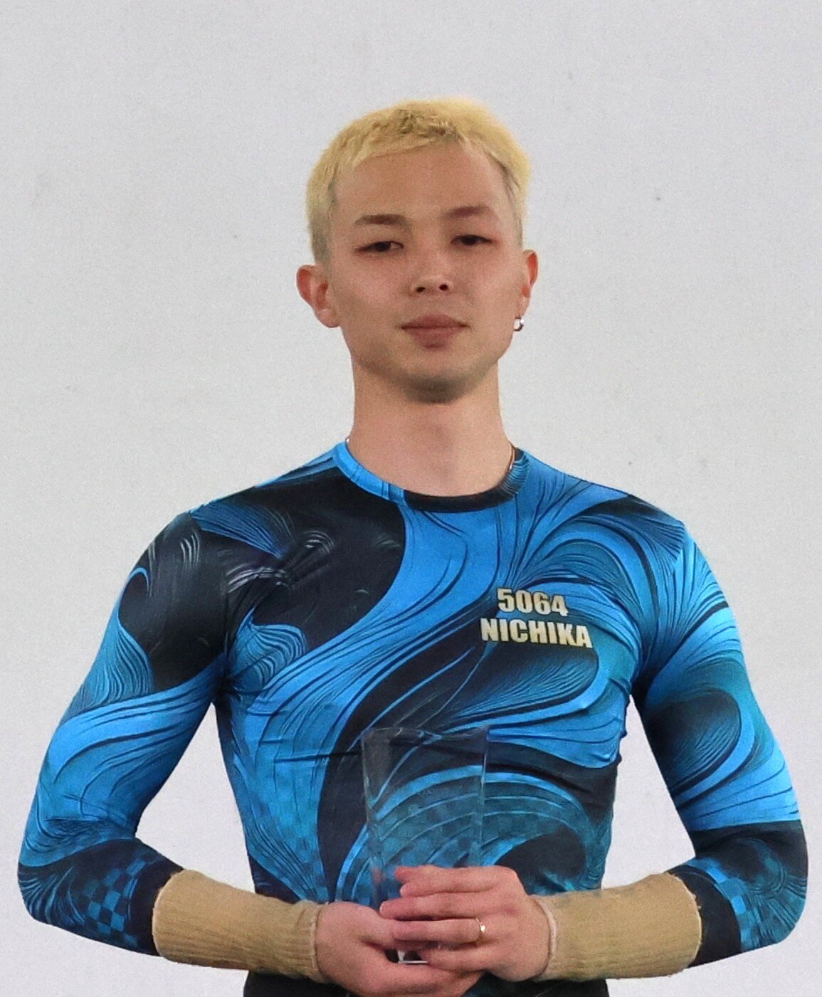 優勝戦はハイパワーの品川二千翔が2コース差しを決めてデビュー初V。優勝盾を手にした（撮影・北條直治）