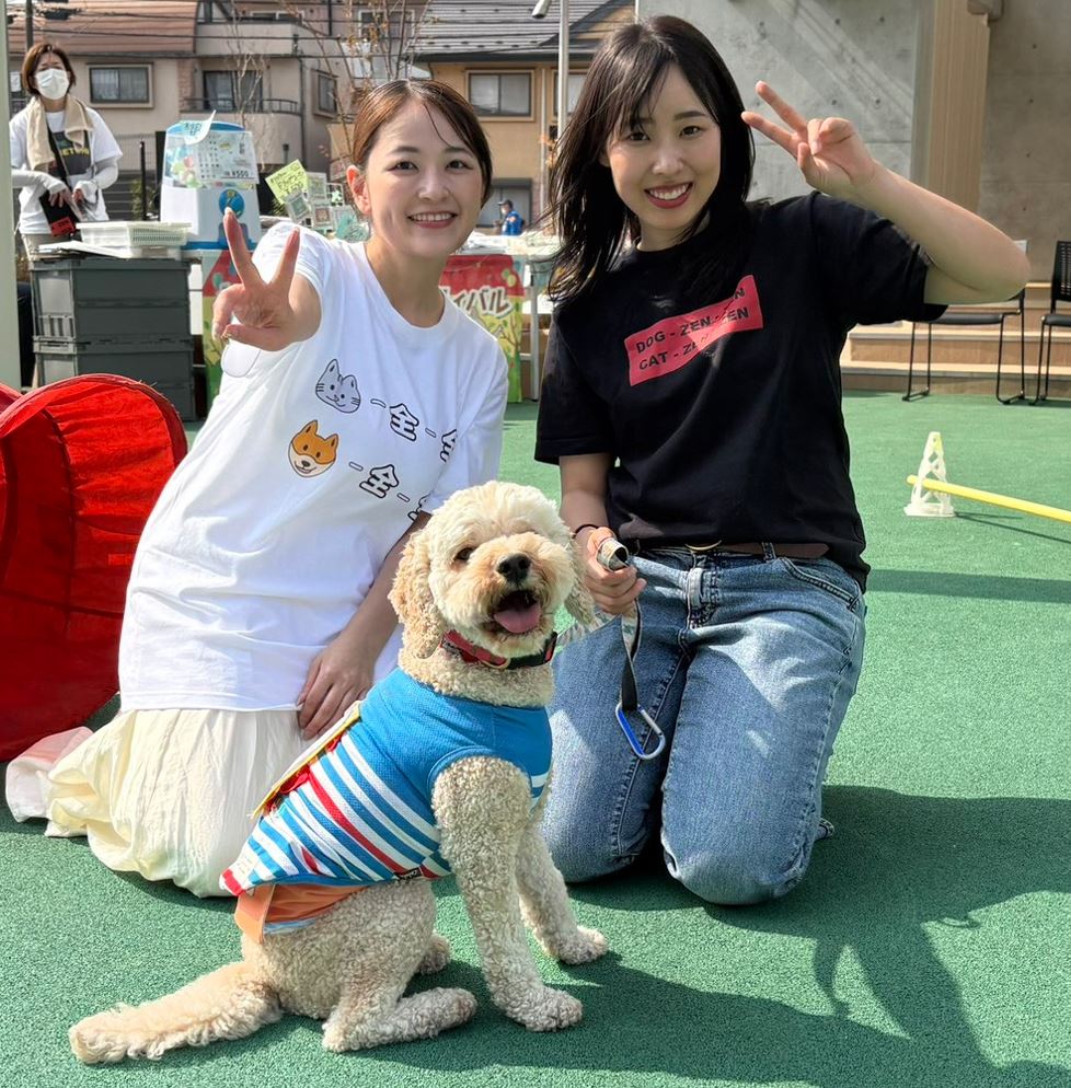 高木真備さん（右）とわんちゃんとのスリーショット