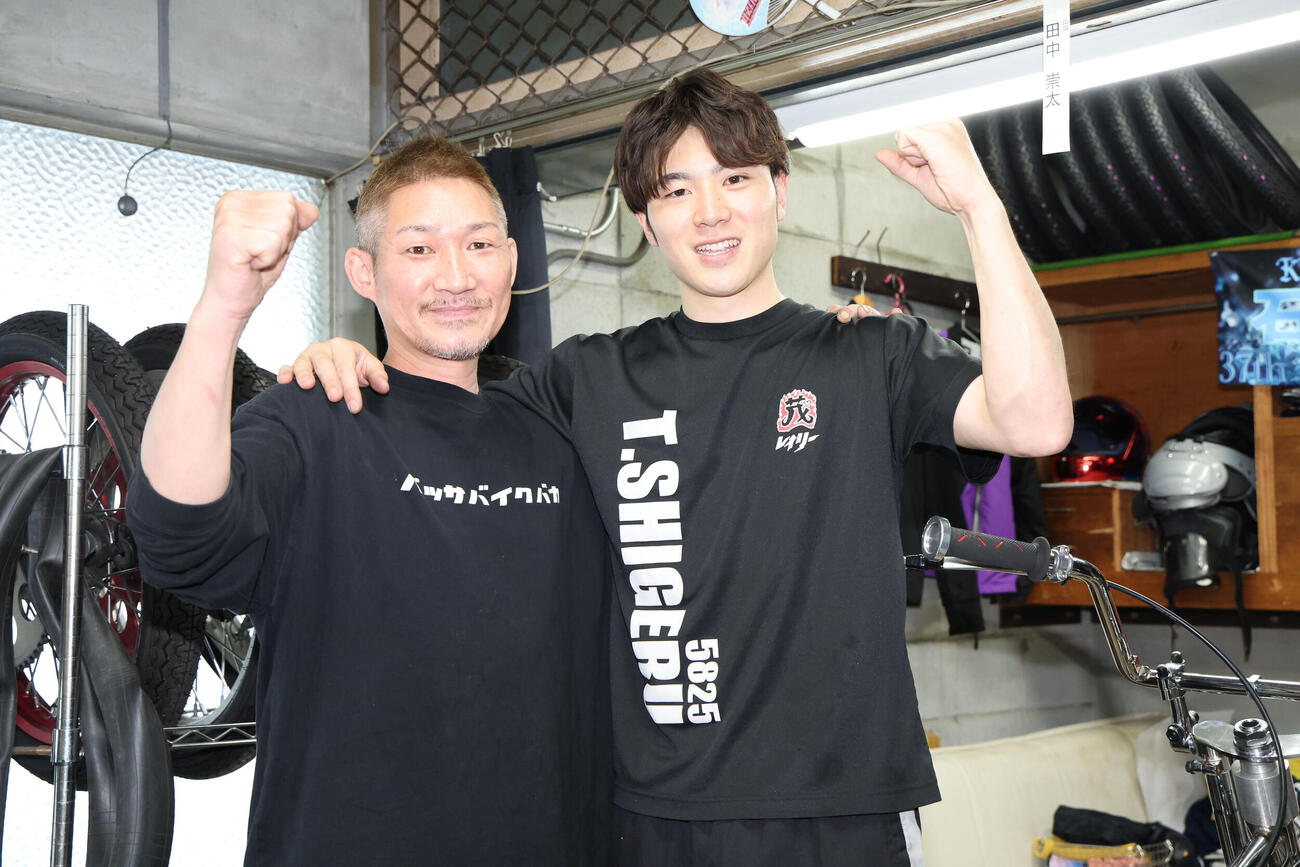 田中茂とその息子の田中崇太（右）＝（撮影・梅根麻紀）