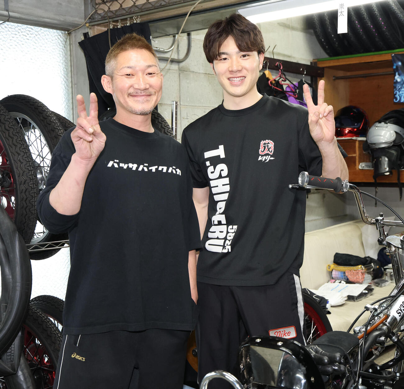 田中茂とその息子の田中崇太（右）＝（撮影・梅根麻紀）