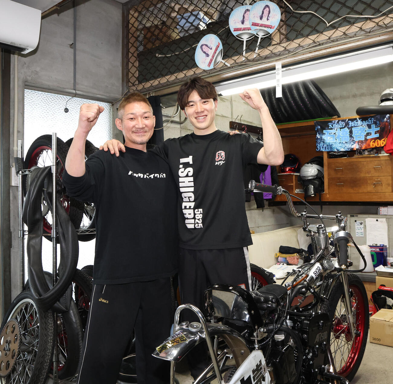田中茂とその息子の田中崇太（右）＝（撮影・梅根麻紀）