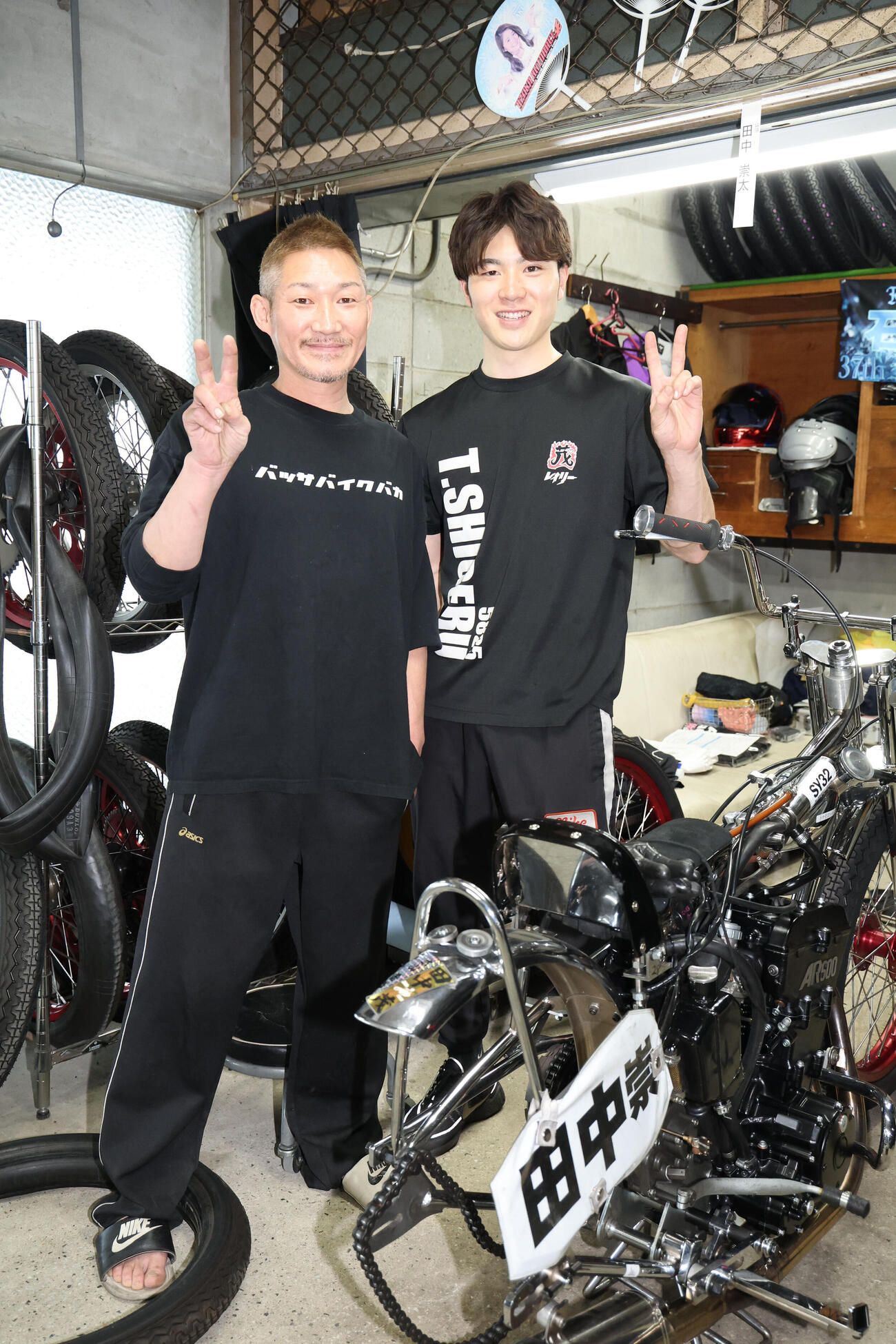 田中茂とその息子の田中崇太（右）＝（撮影・梅根麻紀）