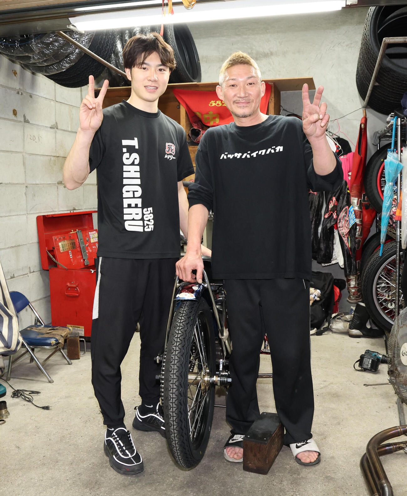 田中茂とその息子の田中崇太（左）＝（撮影・梅根麻紀）