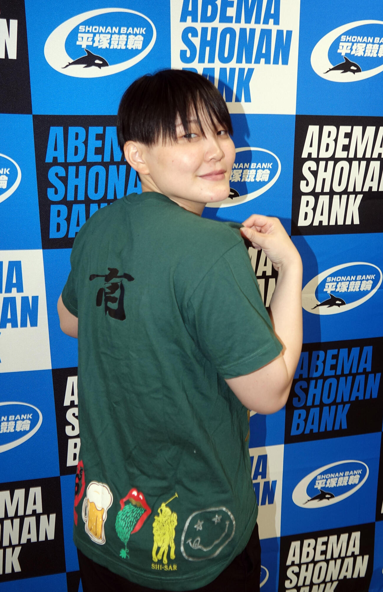 南修二→吉川美穂と渡ったTシャツを着用する仲沢春香＝2026／04／23