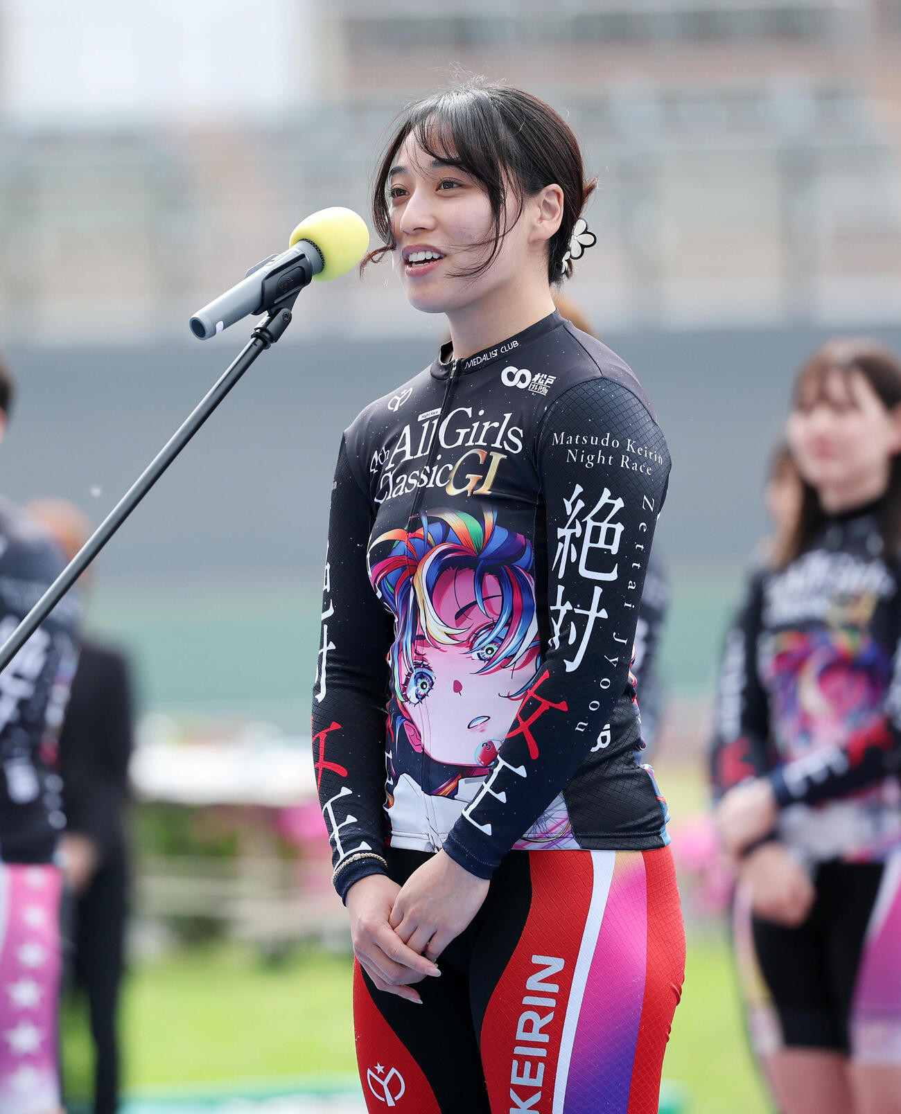 開会式でファンにあいさつする久米詩（撮影・鈴木正人）