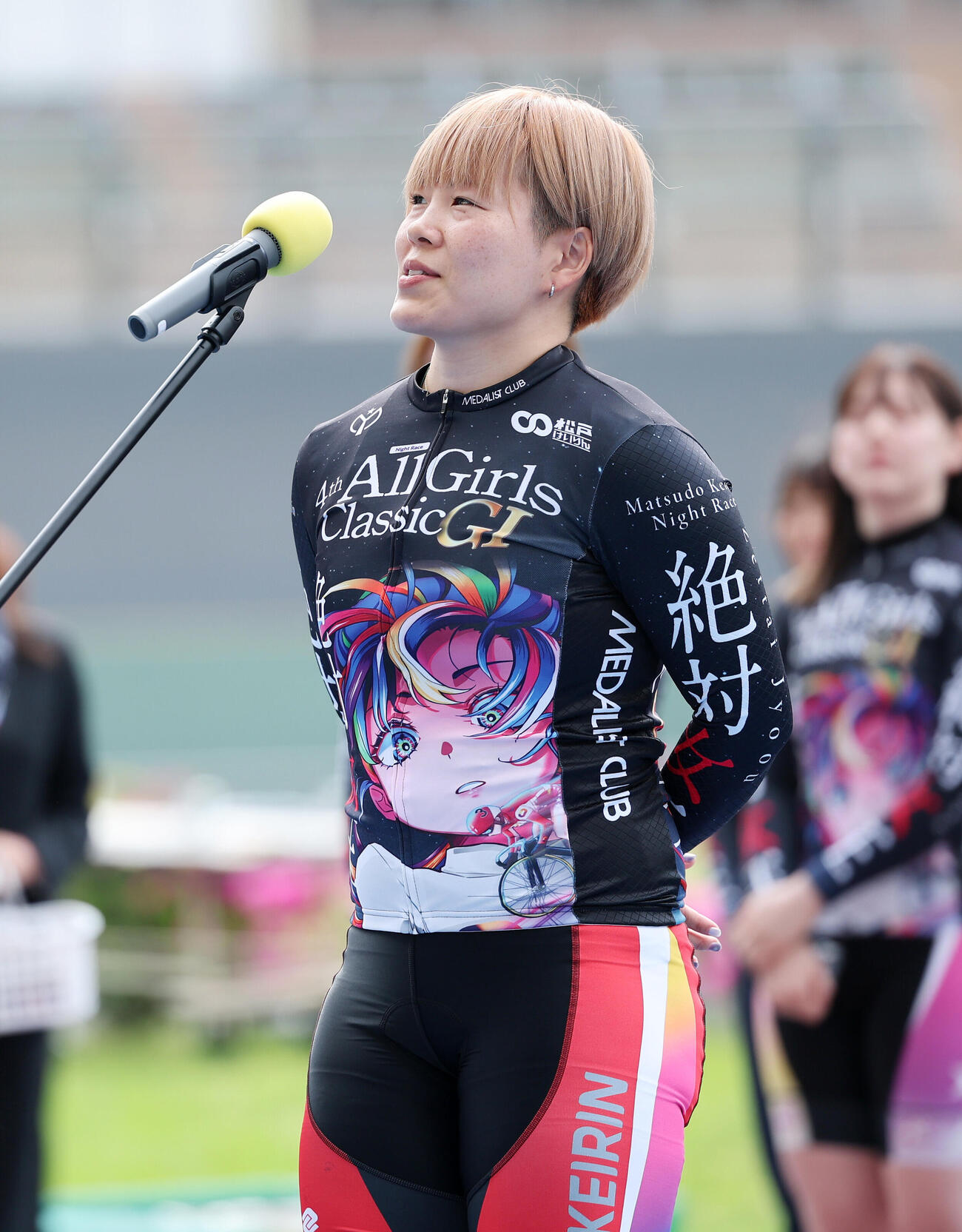 開会式でファンにあいさつする梅川風子（撮影・鈴木正人）