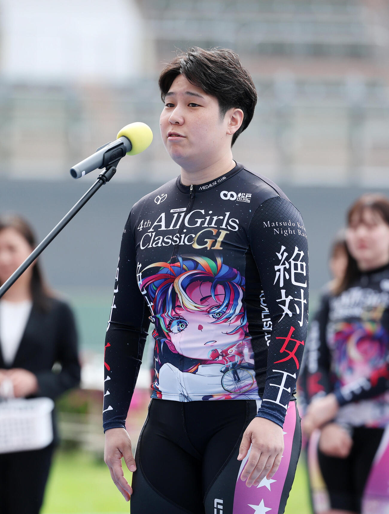 開会式でファンにあいさつする柳原真緒（撮影・鈴木正人）