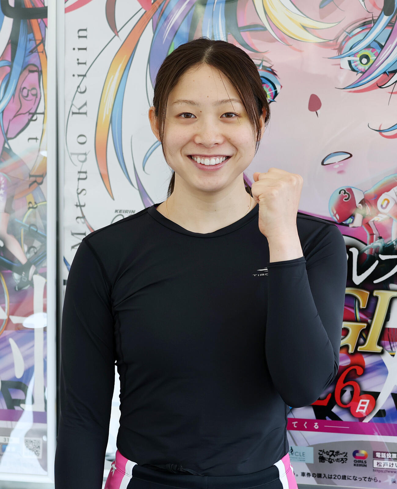 ポーズを決める内野艶和（撮影・鈴木正人）