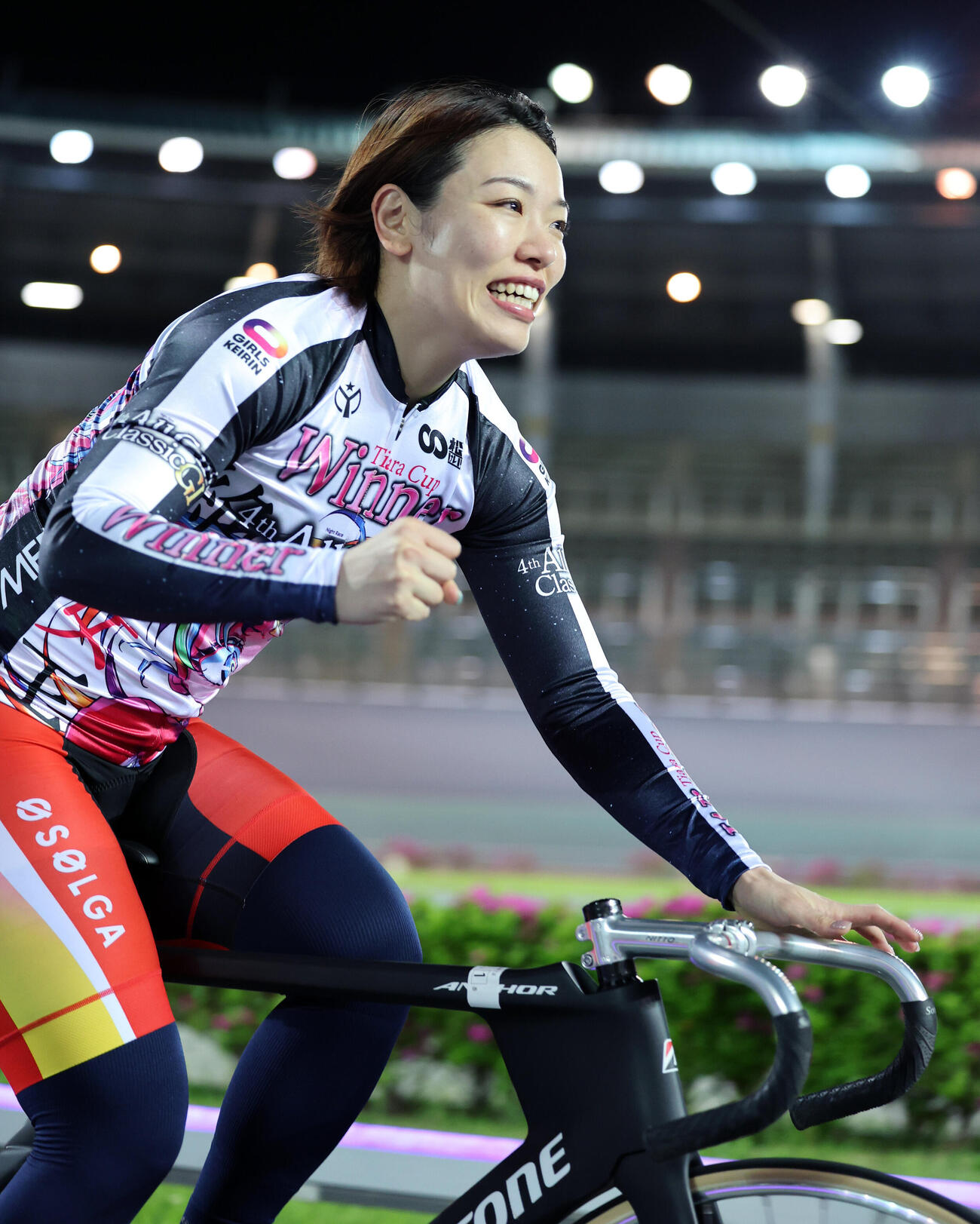 ティアラカップを制しガッツポーズする佐藤水菜（撮影・鈴木正人）