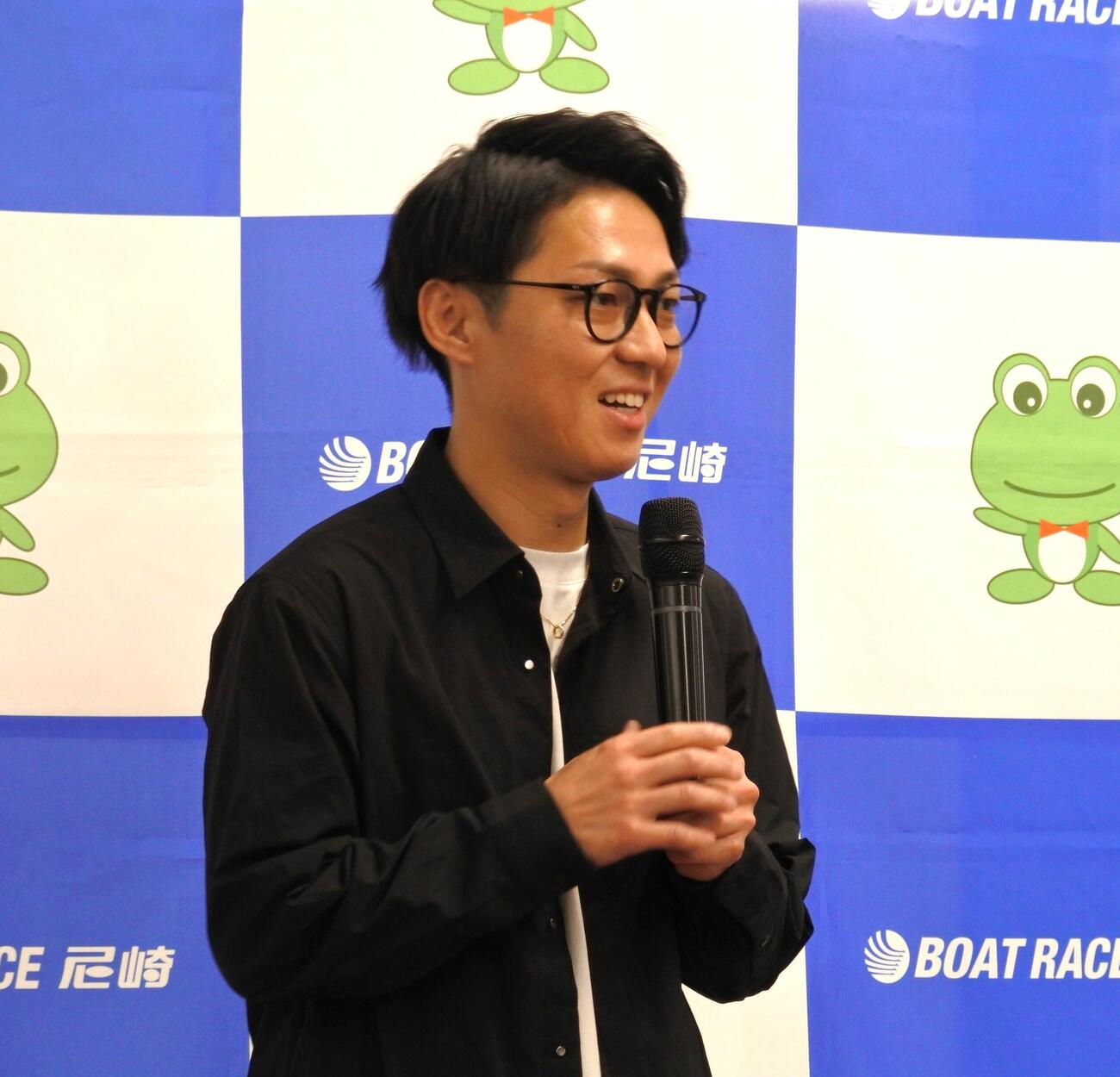 桐生順平が1年ぶりに尼崎でトークショーを行った