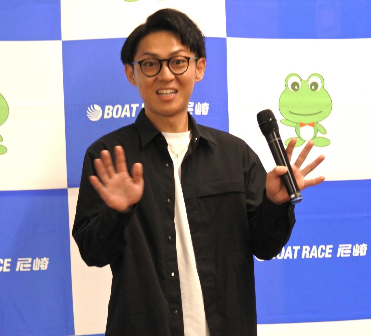 桐生順平がファンの声援に、手を振って応えた