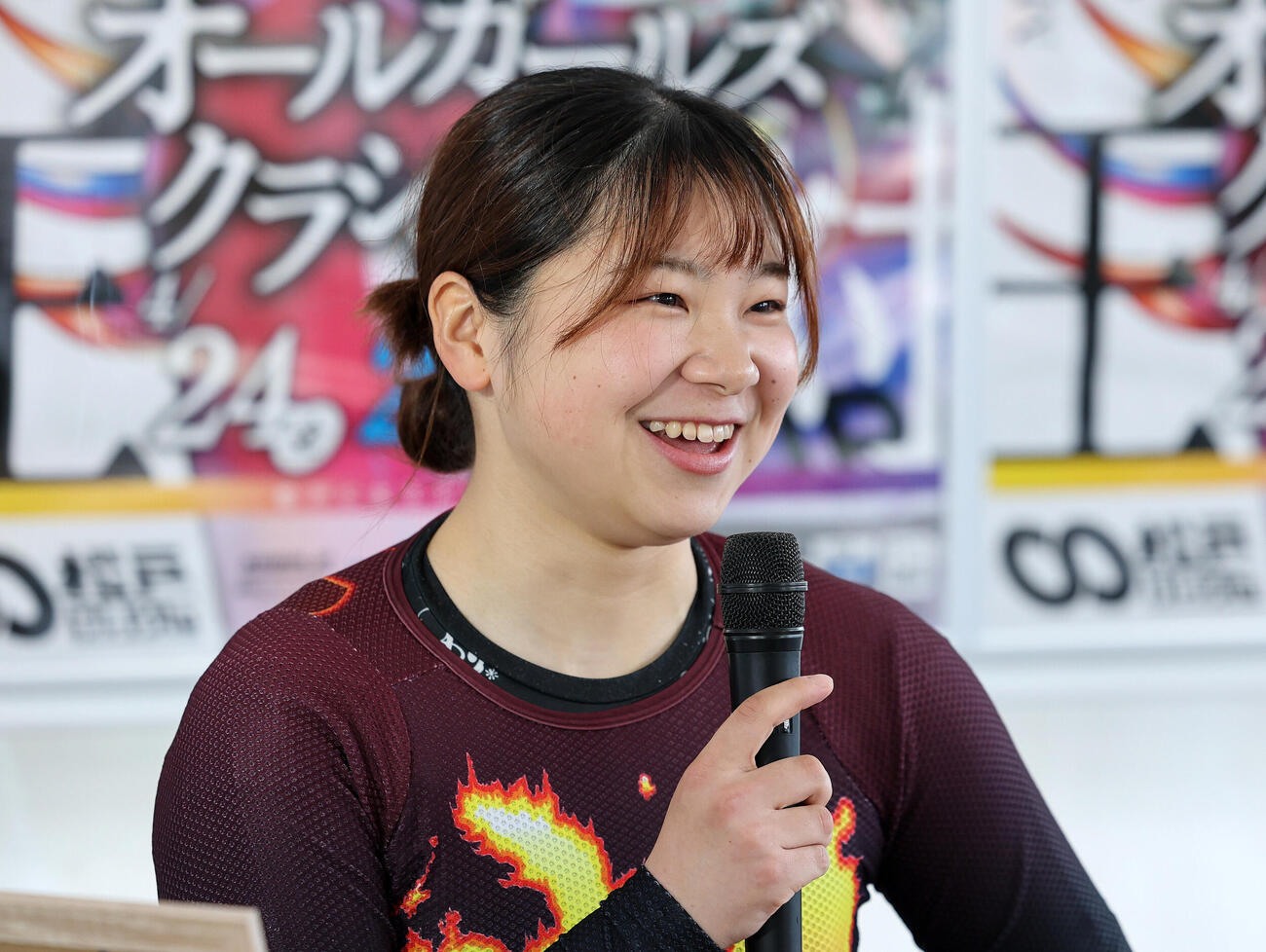北津留千羽は初めて勝ち上がり戦で白星を挙げて笑顔を見せる（撮影・鈴木正人）