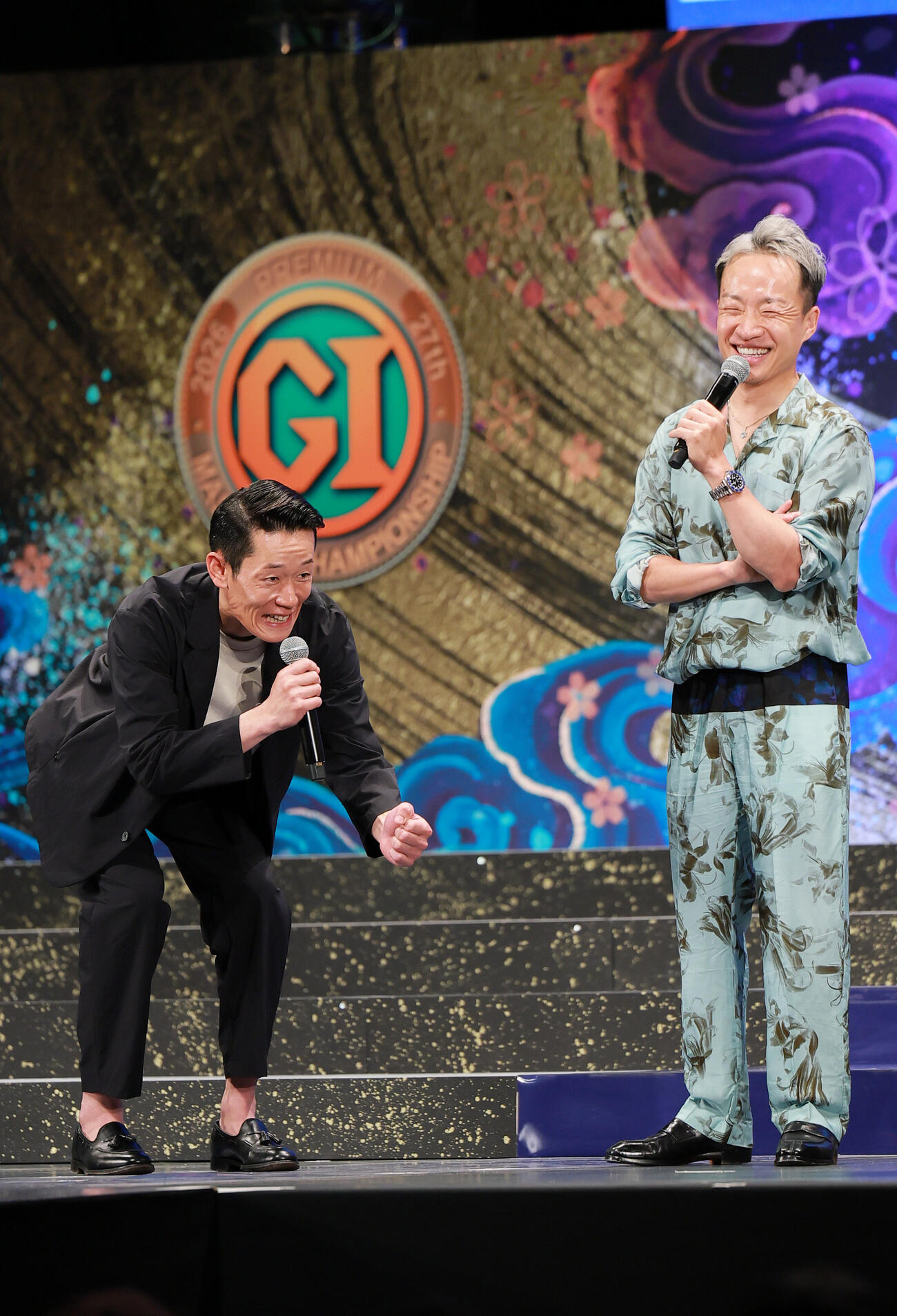 第27回マスターズチャンピオン最終日にトークショーする茅原悠紀（左）と山口剛（撮影・上山淳一）