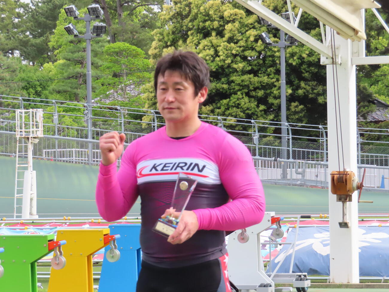 左手でトロフィーを持ち、ガッツポーズする北井佑季