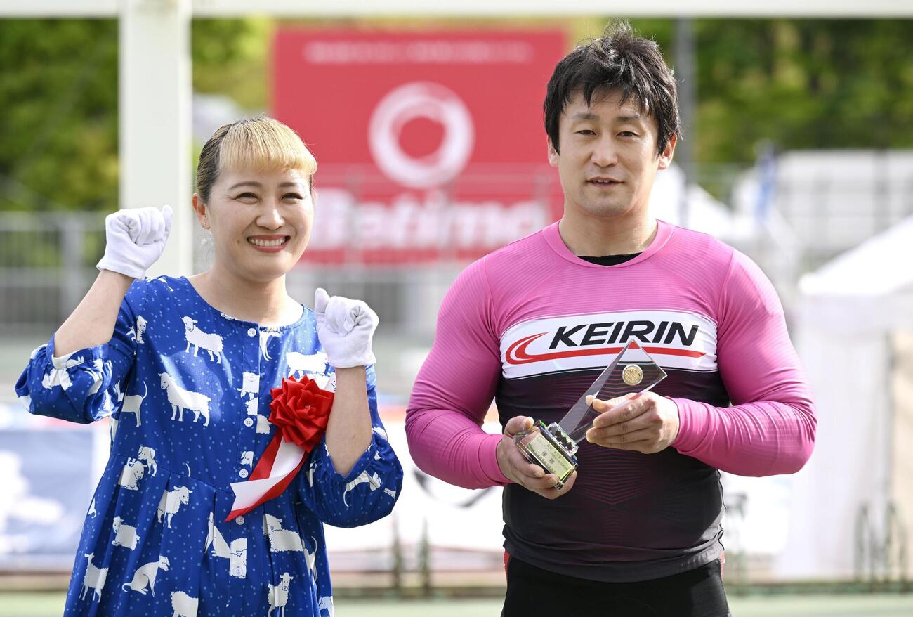 優勝しトロフィーを手にする北井佑季（右）。左は丸山桂里奈さん（共同）