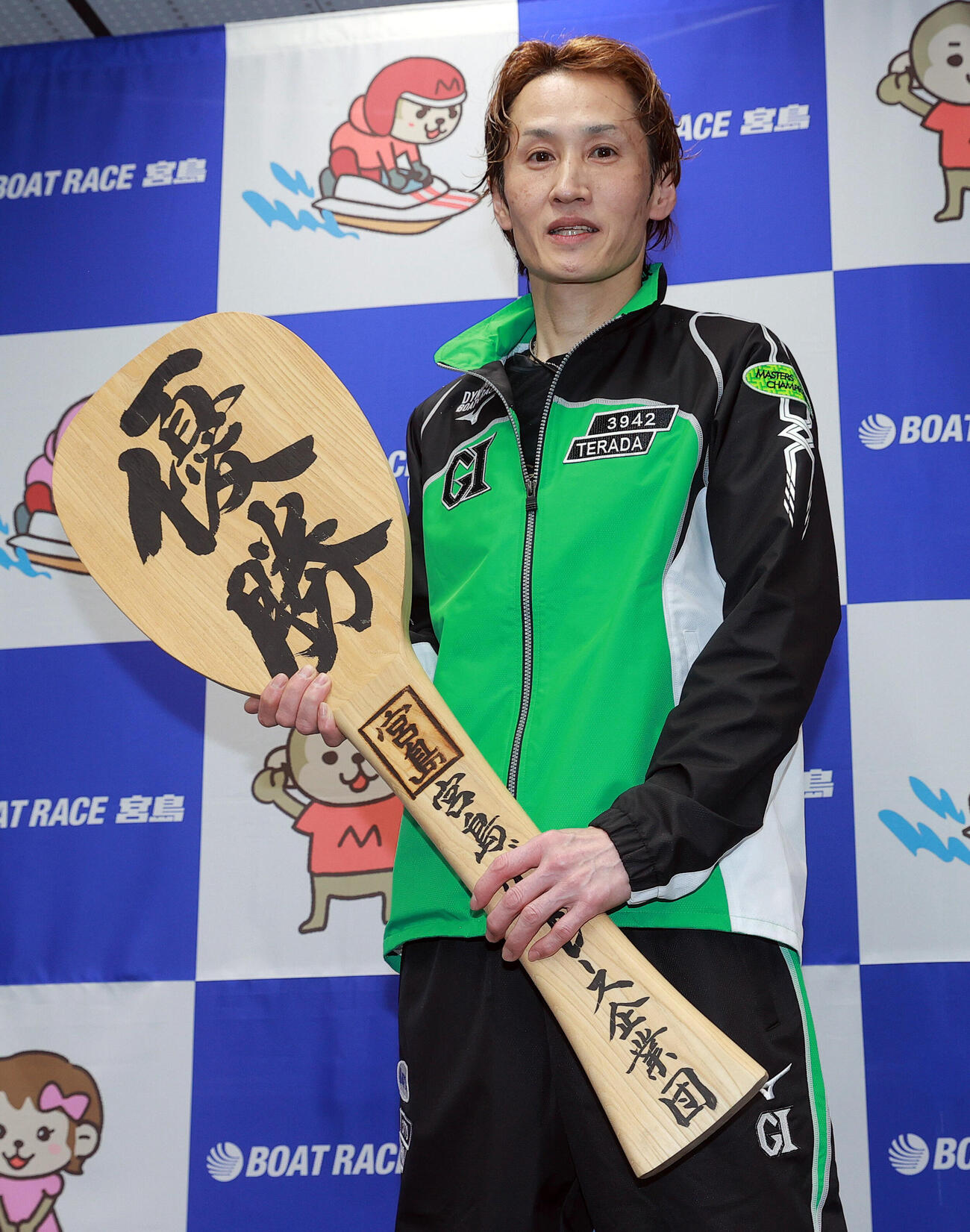 第27回マスターズチャンピオン最終日　優勝と書かれた宮島のしゃもじを手にする白井英治（撮影・上山淳一）