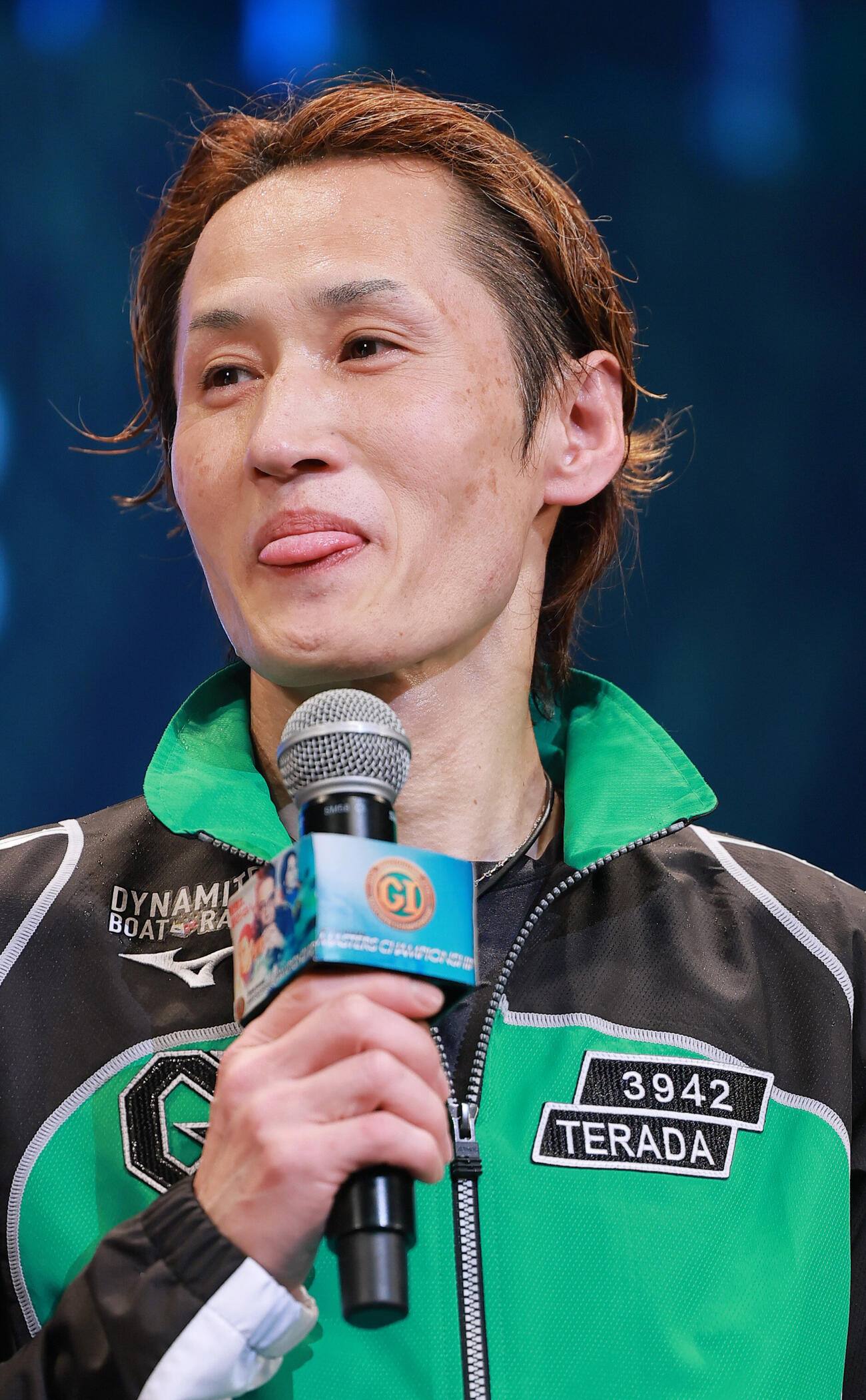 第27回マスターズチャンピオン最終日　優勝した白井英治は寺田祥の上着で表彰式に出る（撮影・上山淳一）