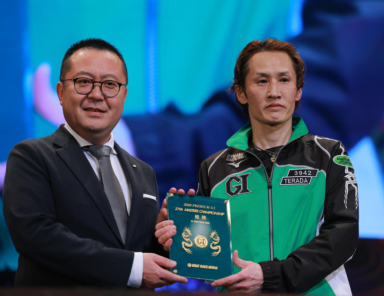 第27回マスターズチャンピオン最終日　優勝を飾り、賞金のメダルを手にする白井英治（撮影・上山淳一）