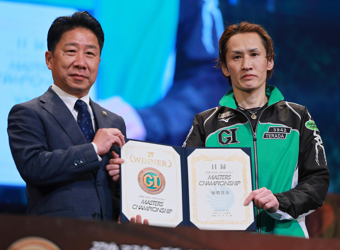 第27回マスターズチャンピオン最終日　優勝を飾り、賞金の目録を手にする白井英治（撮影・上山淳一）