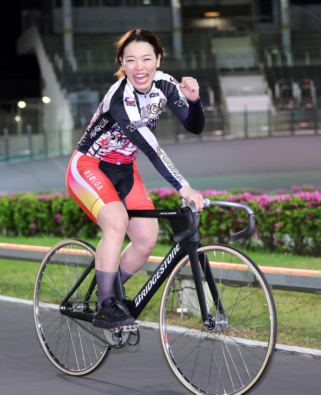 オールガールズクラシックを制し笑顔でガッツポーズする佐藤水菜（撮影・鈴木正人）
