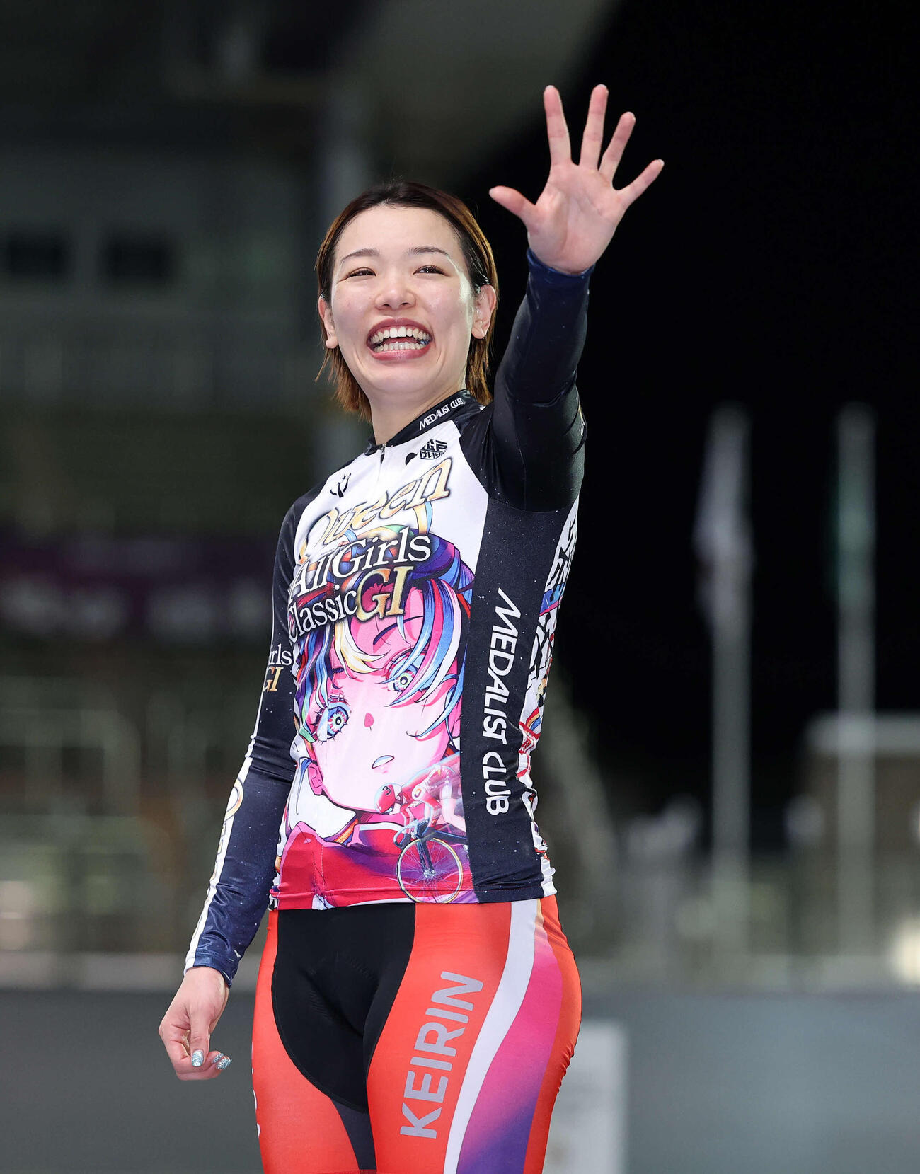 ファンに手を振る佐藤水菜
