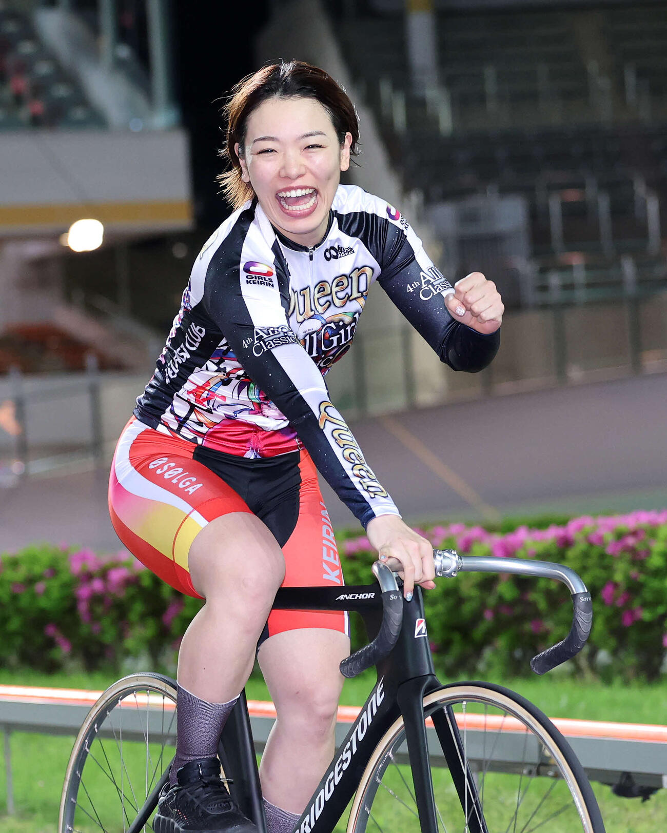 オールガールズクラシックG1を制し笑顔でガッツポーズする佐藤水菜