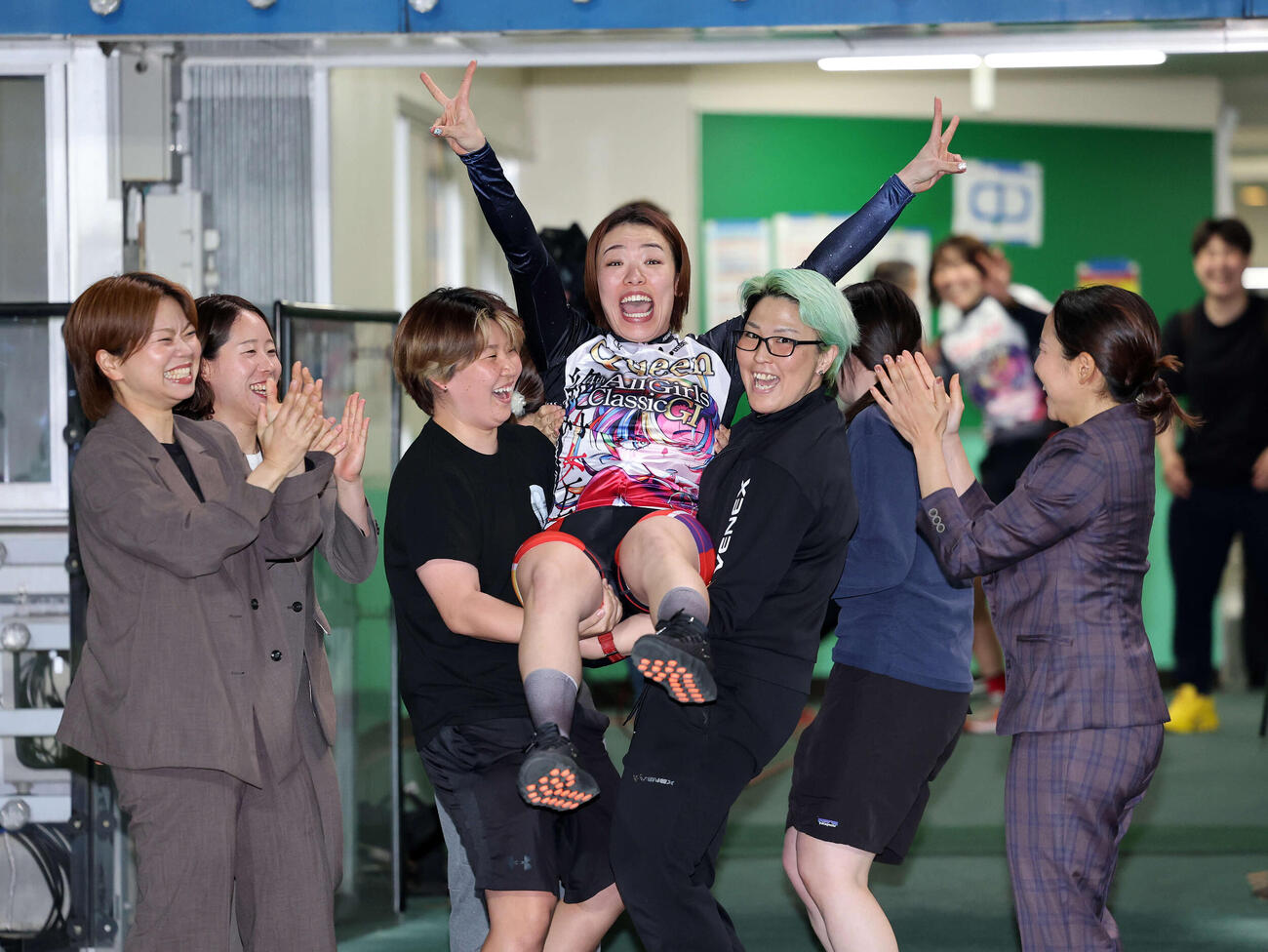 オールガールズクラシックG1を制し祝福される佐藤水菜