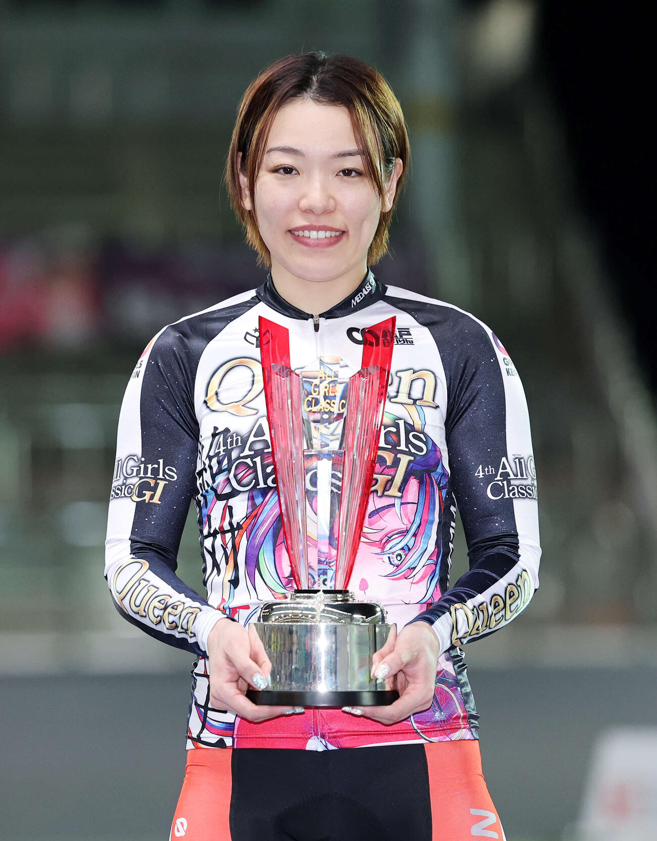優勝トロフィー手に写真に納まる佐藤水菜