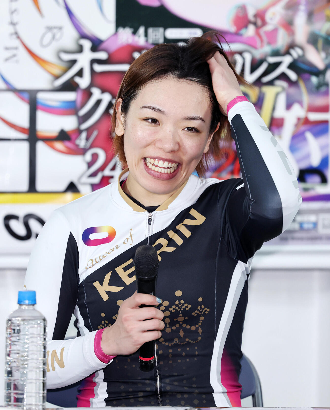 笑顔を見せる佐藤水菜（撮影・鈴木正人）