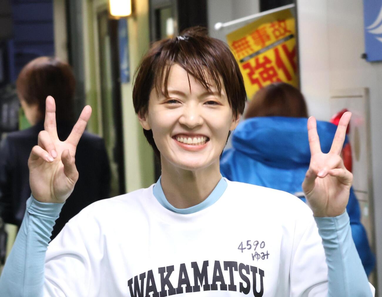 優出一番乗りを決めた渡辺優美が笑顔でVサイン