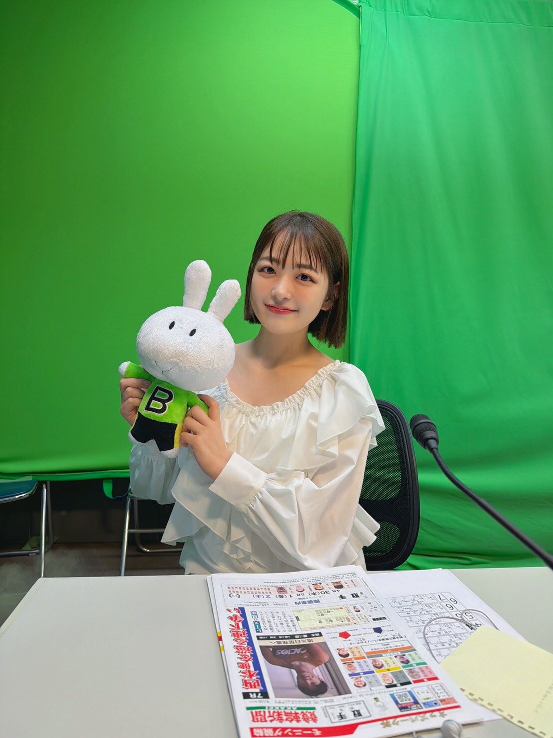 取手競輪のYouTube配信でマスコットの「バンク」のぬいぐるみを両手で抱いて紹介