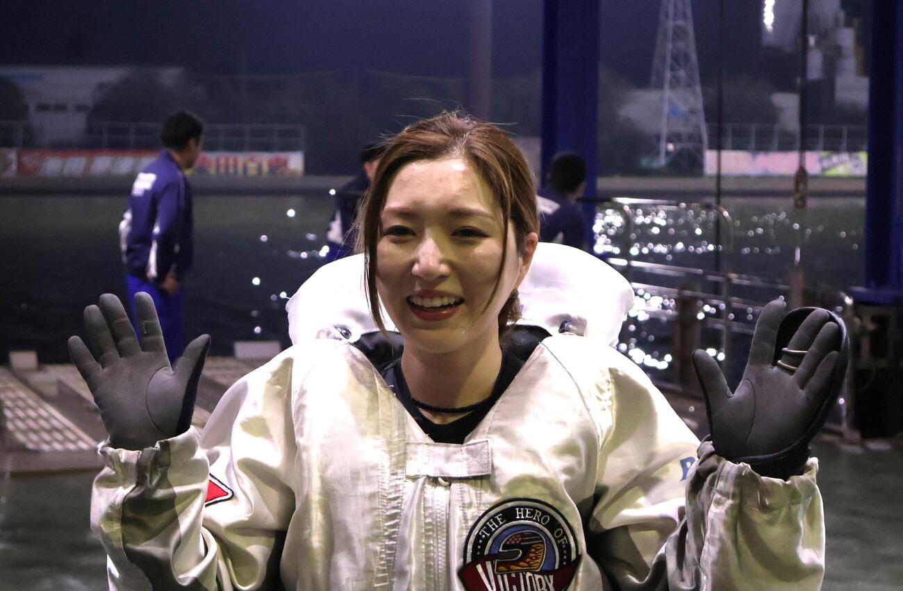 イン逃げで今年初、若松初優勝を決めた西橋奈未はインタビュー後に笑顔を見せた