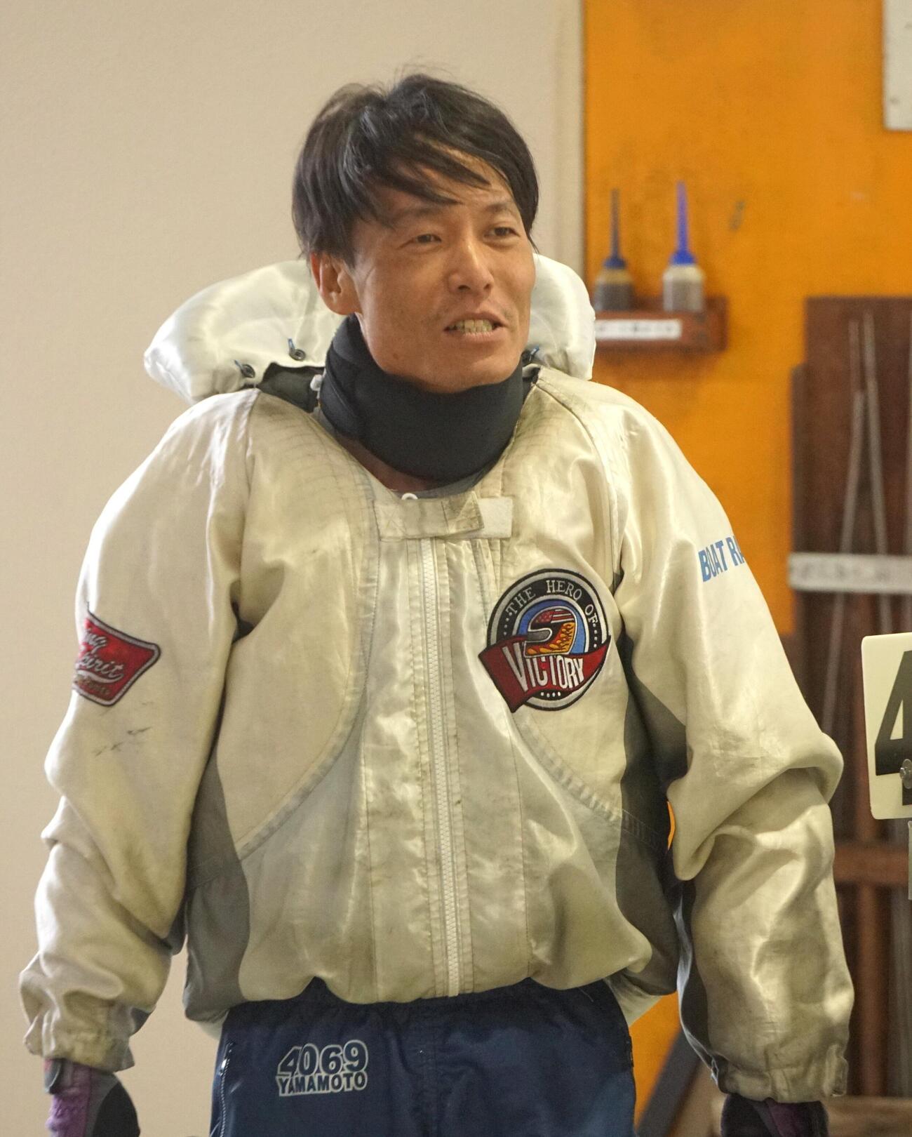 山本修一が浮かない表情だ