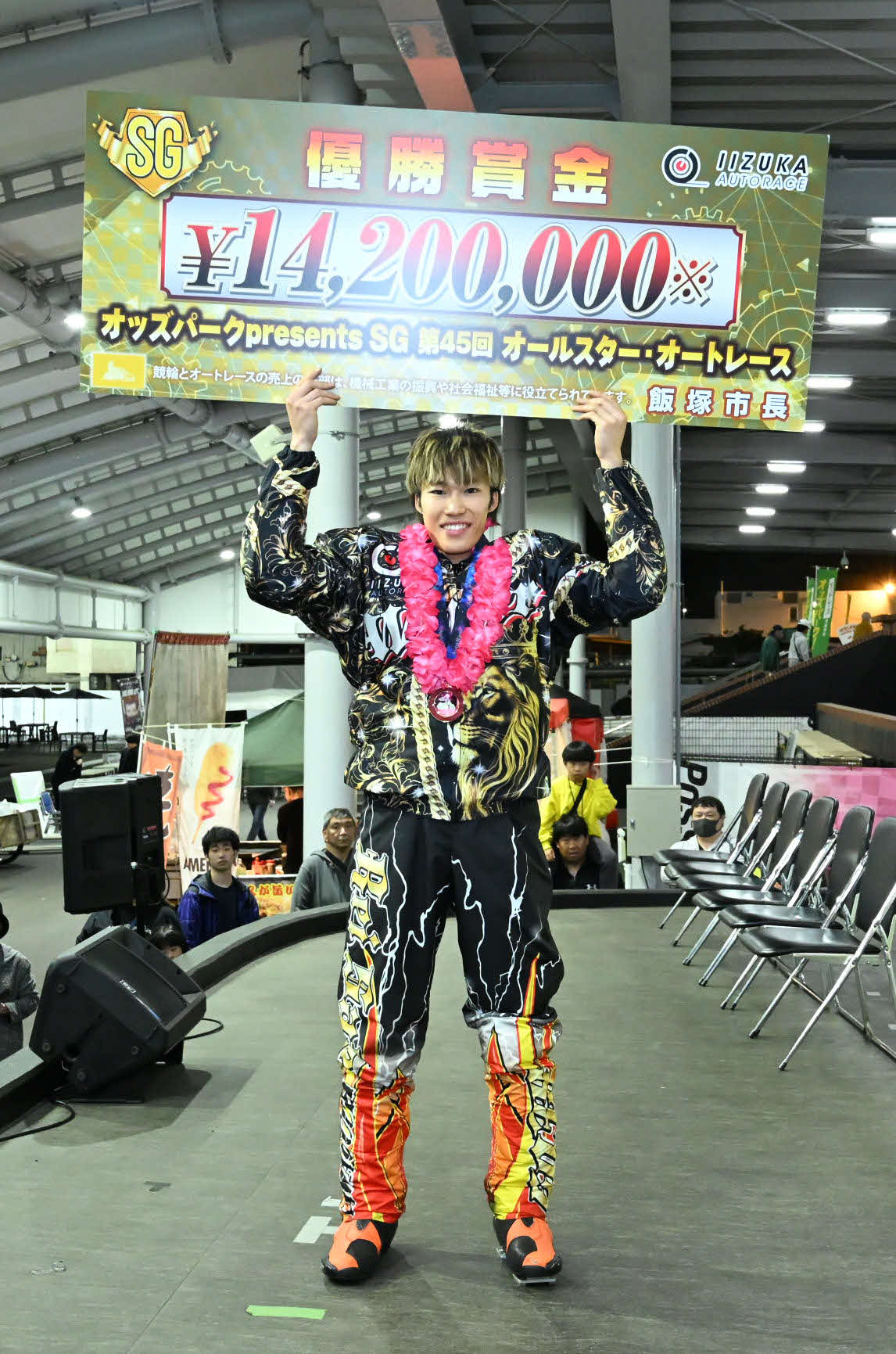 優勝賞金ボードを手に記念撮影に応じる佐藤励（撮影・林敢治）