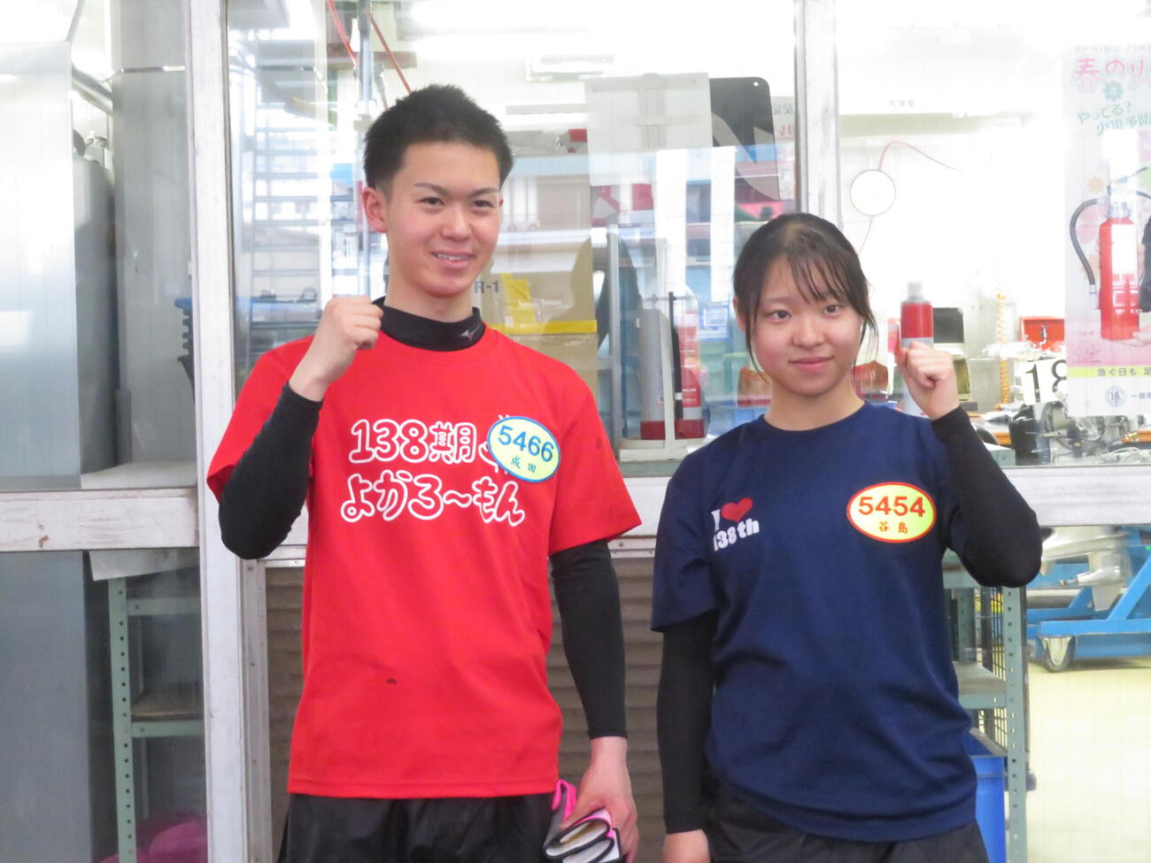 デビュー戦を迎える138期の成田華音（はると、左）と谷島咲希