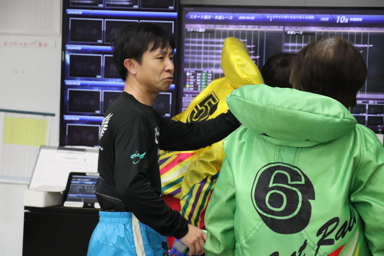スリット写真を確認する菅章哉