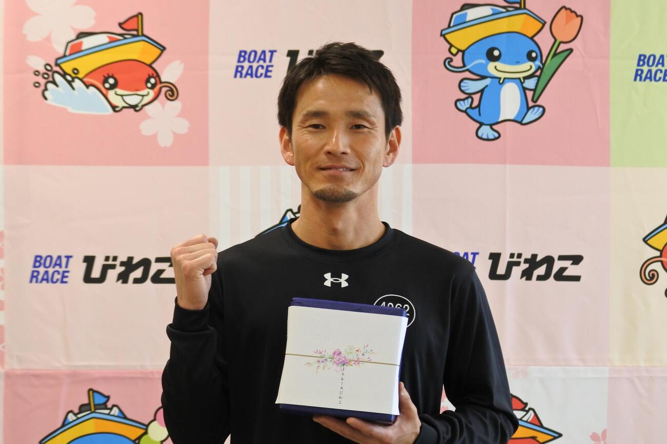 自身初の10連勝を決めた馬場貴也が、表彰式で笑顔