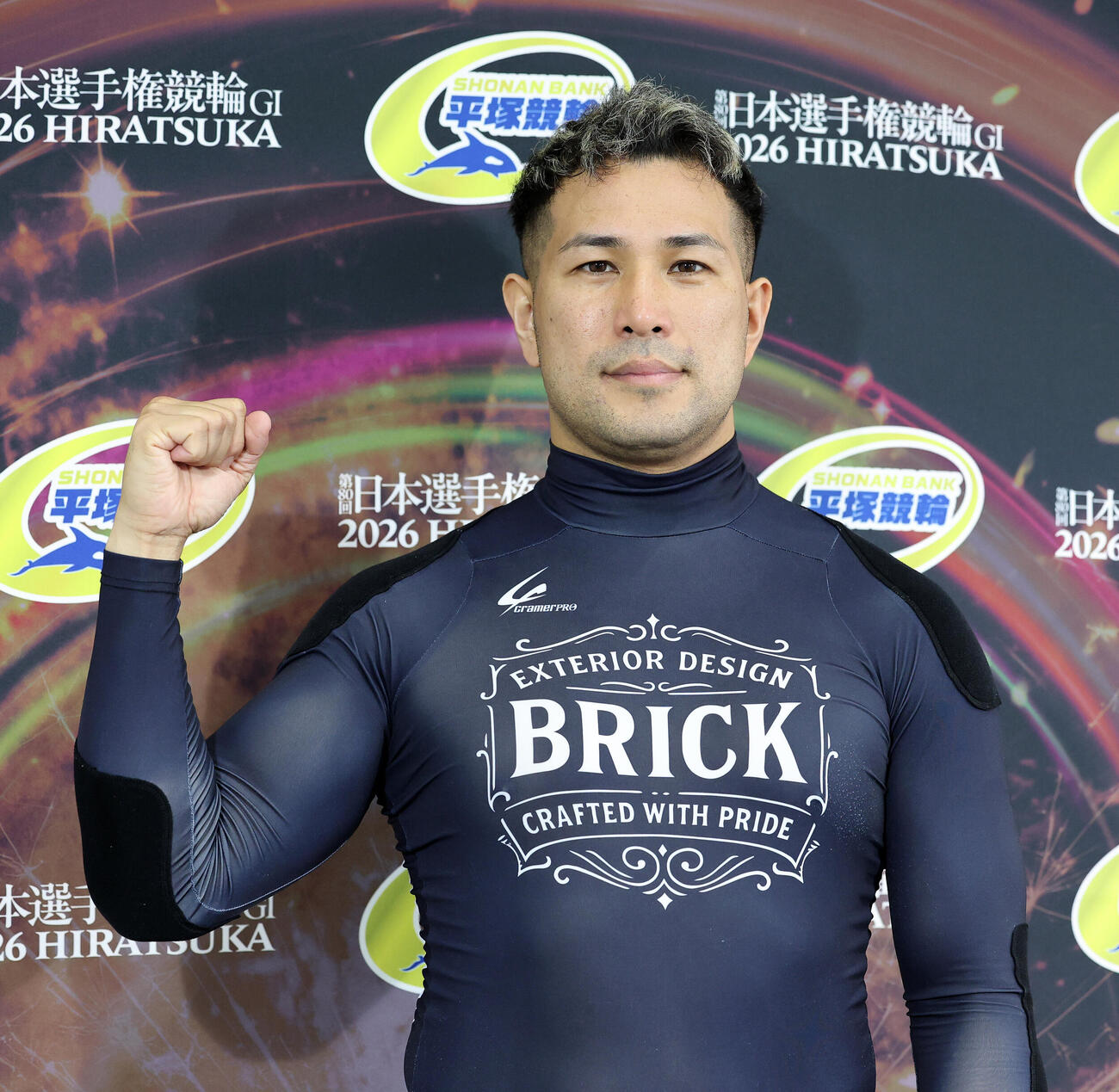 ポーズを決める塚本大樹（撮影・鈴木正人）