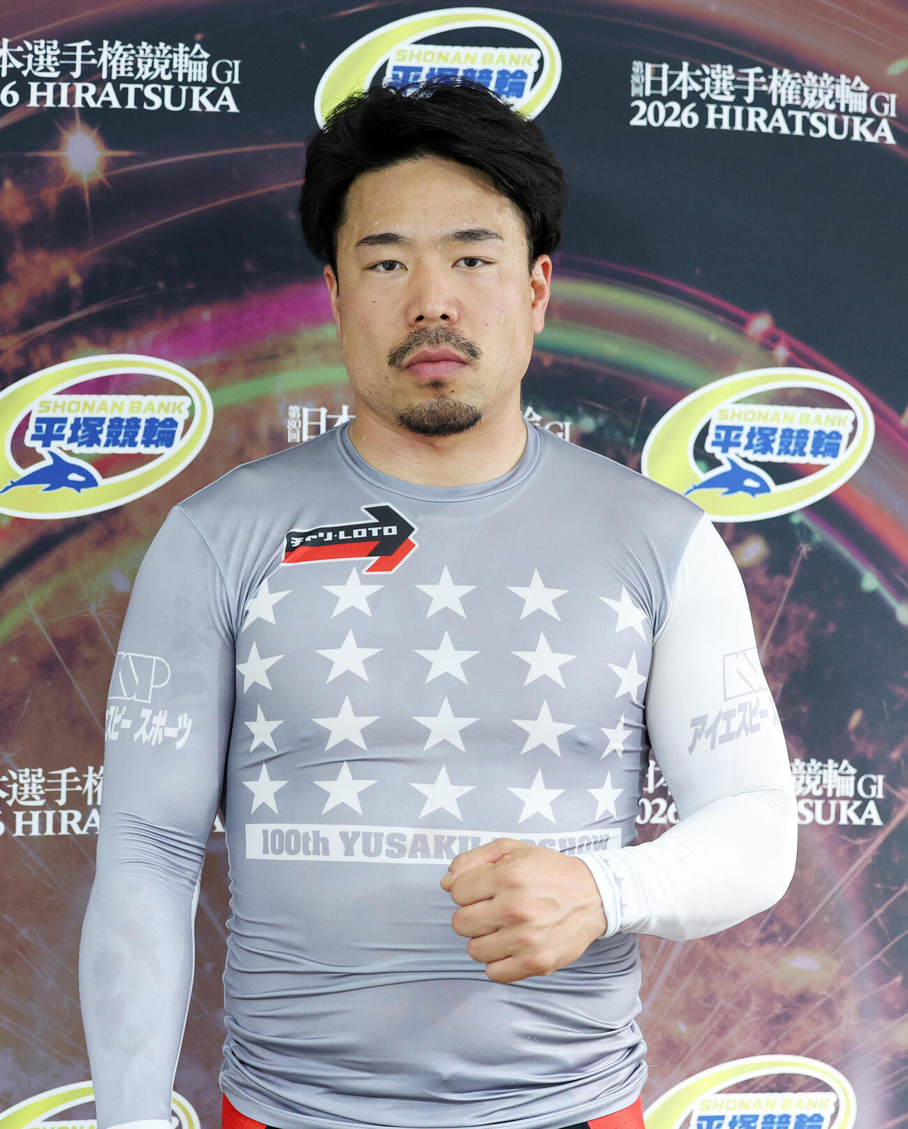 ポーズを決める古性優作（撮影・鈴木正人）