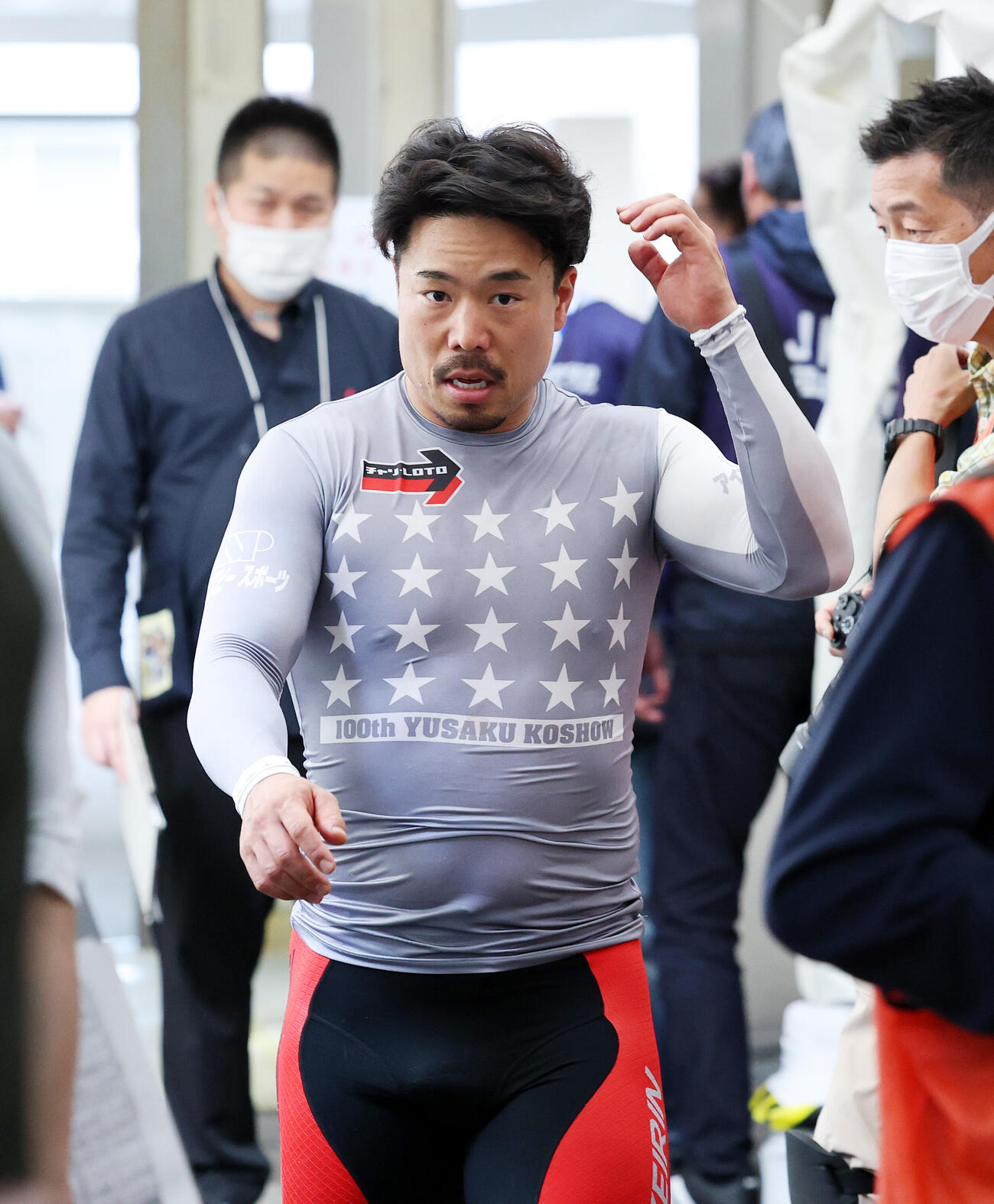 会見場入りする古性優作（撮影・鈴木正人）
