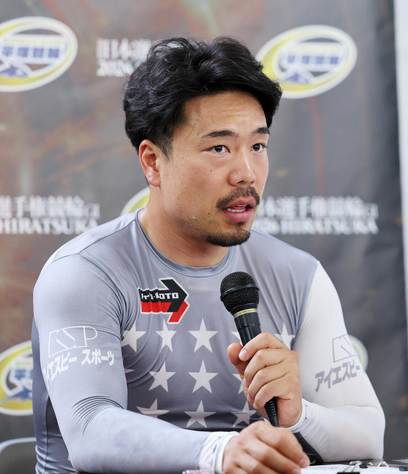 特選10Rを制し、会見で質問に答える古性優作（撮影・鈴木正人）