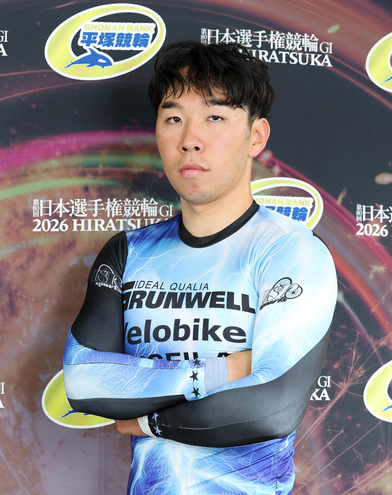 ポーズを決める菊池岳仁（撮影・鈴木正人）