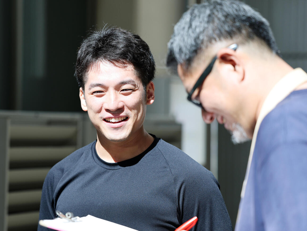 笑顔で取材に応じる石原颯（撮影・鈴木正人）